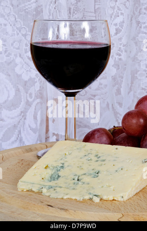 Keil aus blauen französischen blau geäderten Käse mit roten Wein und roten Trauben. Stockfoto
