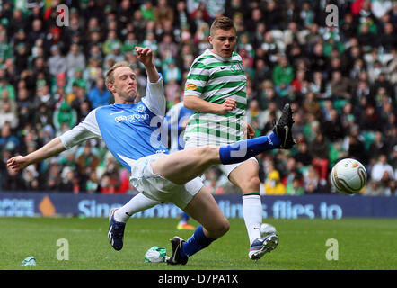 Glasgow, Schottland, 11. Mai 2013. Steven Anderson löscht von James Forrest in der Scottish Premier League-Spiel zwischen Celtic Glasgow und St. Johnstone von Celtic Park. Aktion Plus Sport Bilder/Alamy Live-Nachrichten Stockfoto