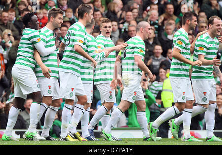 Glasgow, Schottland, 11. Mai 2013. Die Spieler feiern Charlie Mulgrews Ziel während der Scottish Premier League-Spiel zwischen Celtic Glasgow und St. Johnstone von Celtic Park. Aktion Plus Sport Bilder/Alamy Live-Nachrichten Stockfoto