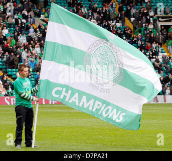 Glasgow, Schottland, 11. Mai 2013. Eine Maskottchen hält ein Champion Fahne bevor die Mannschaften in der Scottish Premier League-Spiel zwischen Celtic Glasgow und St. Johnstone von Celtic Park ankommen. Aktion Plus Sport Bilder/Alamy Live-Nachrichten Stockfoto