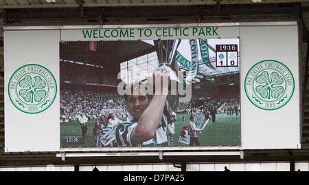 Glasgow, Schottland, 11. Mai 2013. Eine Minuten Applaus für Stiliyan Petrov in der 19. Minute nach er seinen Rücktritt vom Profifußball, während die Scottish Premier League-Spiel zwischen Celtic Glasgow und St. Johnstone von Celtic Park verkündete. Aktion Plus Sport Bilder/Alamy Live-Nachrichten Stockfoto