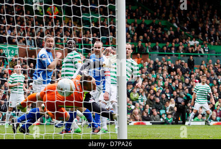 Glasgow, Schottland, 11. Mai 2013. Charlie Mulgrew Freistoß Beats alle auch Alan Mannus erweitert die Celtic in der Scottish Premier League-Spiel zwischen Celtic Glasgow und St. Johnstone von Celtic Park führen. Aktion Plus Sport Bilder/Alamy Live-Nachrichten Stockfoto