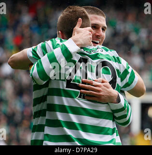 Glasgow, Schottland, 11. Mai 2013. James Forrest feiert mit Gary Hooper in der Scottish Premier League-Spiel zwischen Celtic Glasgow und St. Johnstone von Celtic Park. Aktion Plus Sport Bilder/Alamy Live-Nachrichten Stockfoto