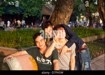 Hanoi-Vietnam - männliche Jugendliche, die Spaß Stockfoto