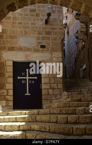 Eine gewölbte Gasse führt zu St. Michael griechisch-orthodoxen Kirche in der Altstadt von Jaffa Israel Stockfoto