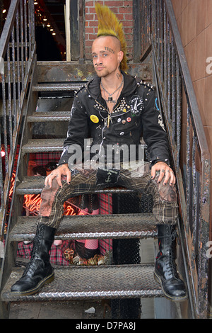 Junger Mann mit einem Mohawk-Frisur, Tattoos und Piercings in Greenwich Village in New York Stockfoto