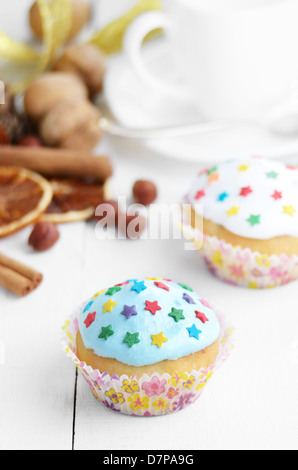 Weihnachten dekoriert Kuchen mit Nüssen auf dem weißen Tisch Stockfoto