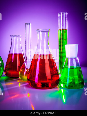 Glasröhren-Test im Labor auf lila Hintergrund Stockfoto