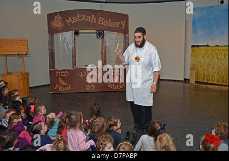 Religiöse jüdische Mädchen lernen über Matzoh am jüdischen Kindermuseum in Brooklyn, New York Stockfoto