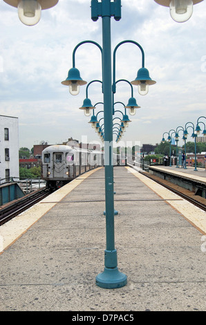 Nummer 7 Schulen erhöhten u-Bahn nähert sich der Woodside Avenue Station in Queens, New York. Stockfoto