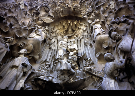 Geschnitzte Figuren, die die Geburt Christi am Tympanon der Basilika Sagrada Família darstellen, die vom katalanischen Architekten Antoni Gaudí in Barcelona, Spanien, entworfen wurde Stockfoto