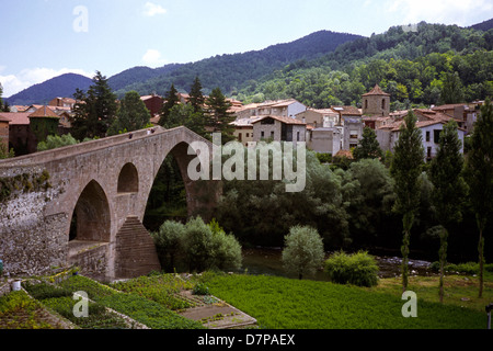 Pont Vell, oder "Alte Brücke", im Mittelalter und in der Gotischen Stil erbaut in der Stadt Sant Joan de Les Abadesses, in der Provinz von Girona, Katalonien, Spanien Stockfoto