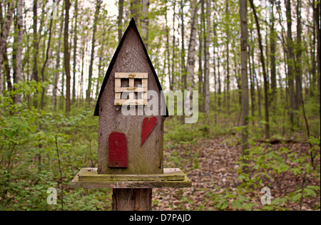 Rustikale Vogelhaus im Wald. Stockfoto