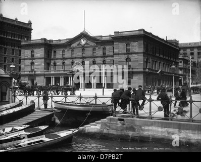 Das Custom House in Sydney, NSW, ist ein ikonisches historisches Gebäude. Das Foto zeigt das Wahrzeichen, das einst als Drehscheibe der Zolltätigkeit diente und heute verschiedene Ausstellungen und Museen beherbergt. Es spiegelt Sydneys maritimes Erbe und Architekturgeschichte wider. Stockfoto