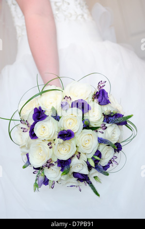 Braut hält Blumenstrauss weiße rose und lila am Hochzeit Tag closeup Stockfoto