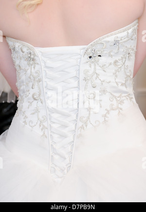 Bräute weiße Kleid Closeup zurück, zeigt Detail am Hochzeitstag Stockfoto