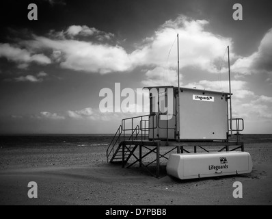 Strandwache am einsamen Strand von Ramsgate Kent Monochrome Bild Stockfoto