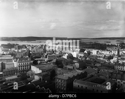Ein Schwarzweiß-Foto von Henry King aus dem GPO Tower in Sydney mit Blick nach Nordosten. Das Bild erfasst den weitläufigen Blick auf die Stadt und bietet eine historische Perspektive auf Sydneys Skyline und die Umgebung. Stockfoto
