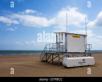 Strandwache am einsamen Strand von Ramsgate Kent Stockfoto