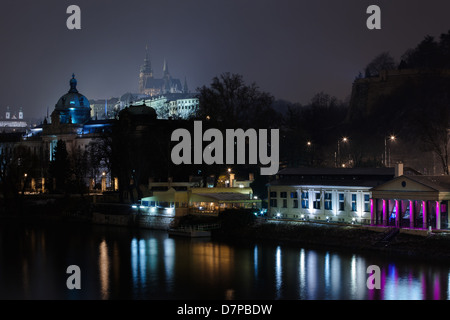 Blick auf Strakas Akademie und Prager Burg bei Nacht, Prag, Tschechische Republik Stockfoto