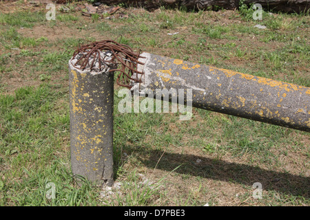 beschädigte Beton Telegrafenmast im Feld in Landschaft Stockfoto