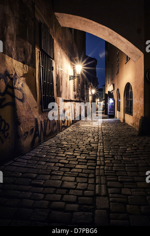 geheimnisvolle schmale Gasse mit Laternen in Prag bei Nacht Stockfoto