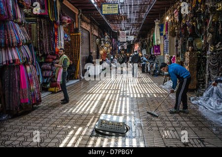 Marokko, Marrakesch - im Regen, im April. Clearing-Wasser von den Straßen des Souk. Stockfoto