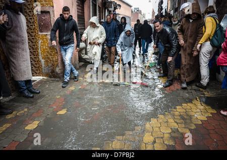 Marokko, Marrakesch - im Regen, im April. Clearing-Wasser von den Straßen des Souk. Stockfoto