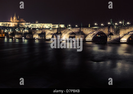 Karlsbrücke und Pragerburg bei Nacht Stockfoto