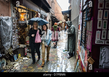 Marokko, Marrakesch - im Regen, im April. Regenschirme unerlässlich, Regenschutz oder Kapuzen Tracht... Stockfoto