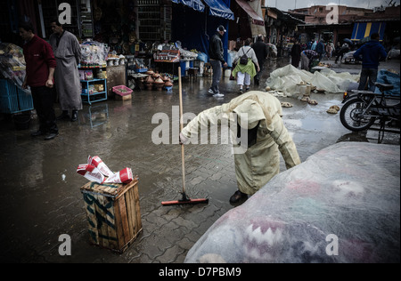 Marokko, Marrakesch - im Regen, im April. Clearing-Wasser von den Straßen des Souk. Stockfoto