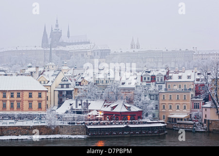 Morgen-Blick von der Karlsbrücke auf Schnee Pragerburg Stockfoto