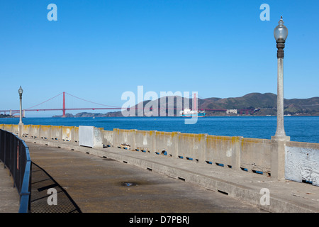 Die Golden Gate Bridge aus dem Hufeisen geformt Municipal Pier, Aquatic Park Historic District, San Francisco, Kalifornien, USA Stockfoto