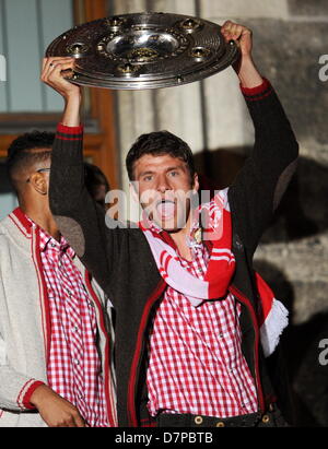 Spieler der Bundesliga-Fußball-Verein FC Bayern München, Thomas Mueller, feiert mit der Meisterschaft-Schild auf dem Balkon des Rathauses in München, Deutschland, 11. Mai 2013. FC Bayern München ist der deutsche Fußball-Meister der Saison 2012/2013. Foto: Tobias Hase Stockfoto