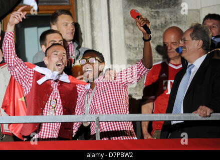 Spieler der Bundesliga-Fußball-Club FC Bayern München, Franck Ribéry (L-R) und David Alaba, feiern unter den Augen des Bürgermeisters von München Christian Ude (SPD) auf dem Balkon des Rathauses in München, Deutschland, 11. Mai 2013. FC Bayern München ist der deutsche Fußball-Meister der Saison 2012/2013. Foto: Tobias Hase Stockfoto