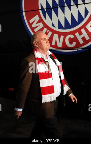 Präsident des FC Bayern München Uli Hoeneß geht vorbei an den Verein "Logo auf dem Team-bus nach dem Bundesliga-Fußball-Spiel zwischen Bayern München und FC Augsburg in Allianz Arena in München, Deutschland, 11. Mai 2013. Foto: Tobias Hase Stockfoto