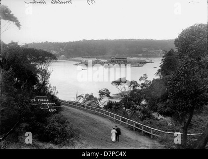 Dieses Schwarzweiß-Foto aus dem Powerhouse Museum zeigt die Nehrung im Middle Harbour, Australien. Es bietet einen historischen Blick auf die Gegend und zeigt die umliegende Landschaft und den Hafen in einem zeitlosen Format. Stockfoto