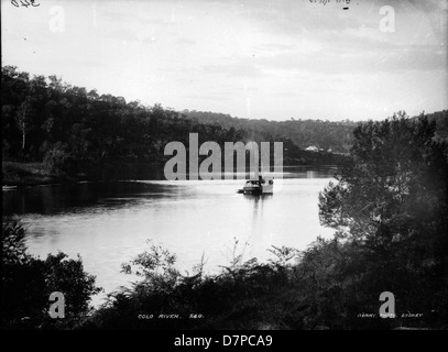 Dieses Schwarzweiß-Foto aus dem Colorado River Powerhouse Museum zeigt eine Flussszene entlang des Colorado River. Das Bild zeigt ein Boot, das am Ufer entlang fährt, umgeben von natürlichen Landschaften und Bäumen. Stockfoto