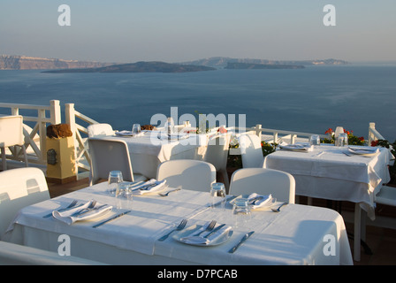 Impressionen von Oia in der Nacht, bin Impressionen aus Oia Abend, Restaurant mit Meerblick, Tisch-Einstellungen Stockfoto