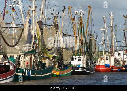 Garnelen-Boote-Parade in der Ost-friesischen Nordsee-Hafenstadt, Krabbenkutterparade in der Ostfriesischen Greetsiel Stockfoto