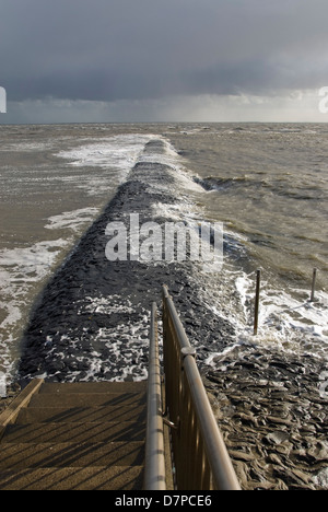 Wellenbrecher, Wellenbrecher in der Nordseekuestenstadt Eckwarderhoerne. Stockfoto