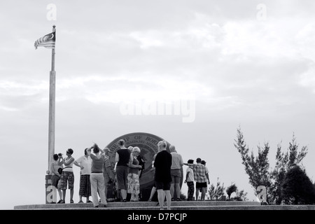 SABAH STATE, Ost-MALAYSIA 1. Oktober 2009: Eine Gruppe von Touristen machen Sie Fotos von der Globus-Statue auf der Spitze von Borneo Insel. Stockfoto