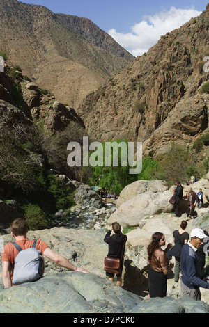 Marokko - Sti Fatma, Ourika-Tal im südlichen Atlasgebirge. Day Tripper wandern nach oben und unten felsigen Wasserfall Schlucht. Stockfoto