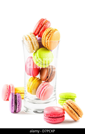 traditionelle französische bunten Macarons auf weißem Hintergrund Stockfoto