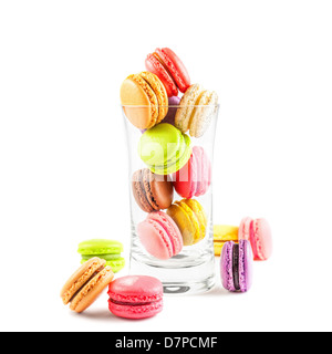 traditionelle französische bunten Macarons auf weißem Hintergrund Stockfoto