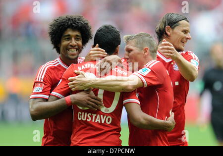 Spieler von Bayern Dante (L-R), Luiz Gustavo, Bastian Schweinsteiger Uand Daniel van Buyten feiern Gistavos Ziel während der Bundesliga-Fußball-Spiel zwischen Bayern München und FC Augsburg in Allianz Arena in München, Deutschland, 11. Mai 2013. Foto: Tobias Hase Stockfoto