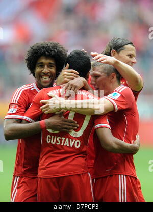 Spieler von Bayern Dante (L-R), Luiz Gustavo, Bastian Schweinsteiger Uand Daniel van Buyten feiern Gistavos Ziel während der Bundesliga-Fußball-Spiel zwischen Bayern München und FC Augsburg in Allianz Arena in München, Deutschland, 11. Mai 2013. Foto: Tobias Hase Stockfoto