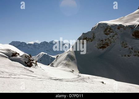 Les Dente Blanches betrachtet am oberen Rand der Piste auf Cornebois oben Chatel in der Nähe von Avoriaz Portes du Soleil Frankreich aus. Stockfoto