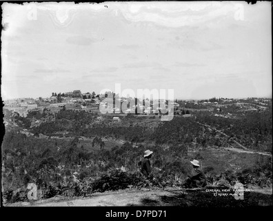 Dieses Schwarzweiß-Foto zeigt einen Panoramablick auf Katoomba in den Blue Mountains mit Schwerpunkt auf dem Powerhouse Museum. Das Bild zeigt die Landschaft und die Straßen rund um das Museum, wobei zwei Personen in der Szene sichtbar sind. Das Powerhouse Museum ist eine wichtige kulturelle Einrichtung in der Region und beherbergt Ausstellungen zu Wissenschaft, Technologie und Geschichte. Stockfoto