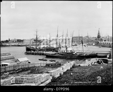 *Circular Quay* in Sydney, NSW, bietet eine historische Szene mit der *SS Orient* am Kai. Das Bild zeigt das maritime Erbe der Gegend, einschließlich Batterieboote und berühmte Wahrzeichen wie Henry Point und das Powerhouse Museum. Die SS Orient war eines der wichtigsten Schiffe der australischen Seefahrtsgeschichte, bekannt für ihren Dienst und ihre Bedeutung für die Entwicklung der Region. Stockfoto
